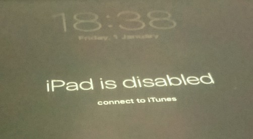 Perché un iPad bloccato dice di connettersi a iTunes