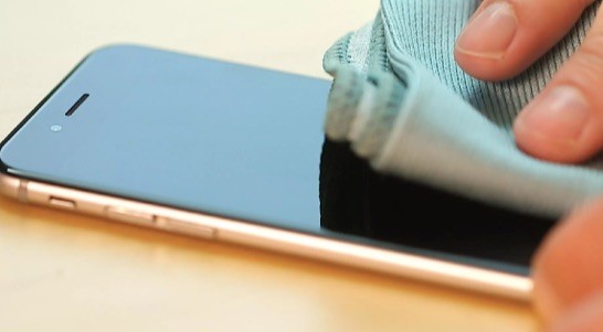 قم بتنظيف جهاز iPhone الخاص بك إذا انزلق لإلغاء القفل لا يعمل