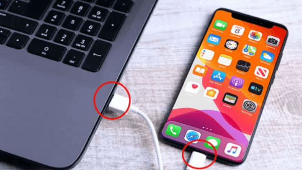 Anslut iPhone via USB-kabel